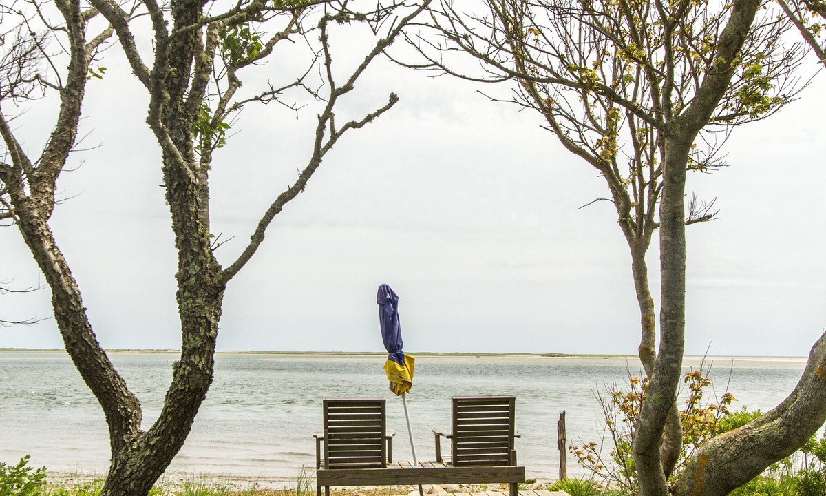 North Chatham House | Beachfront Bungalow on 2 acres between Bay and Pond
