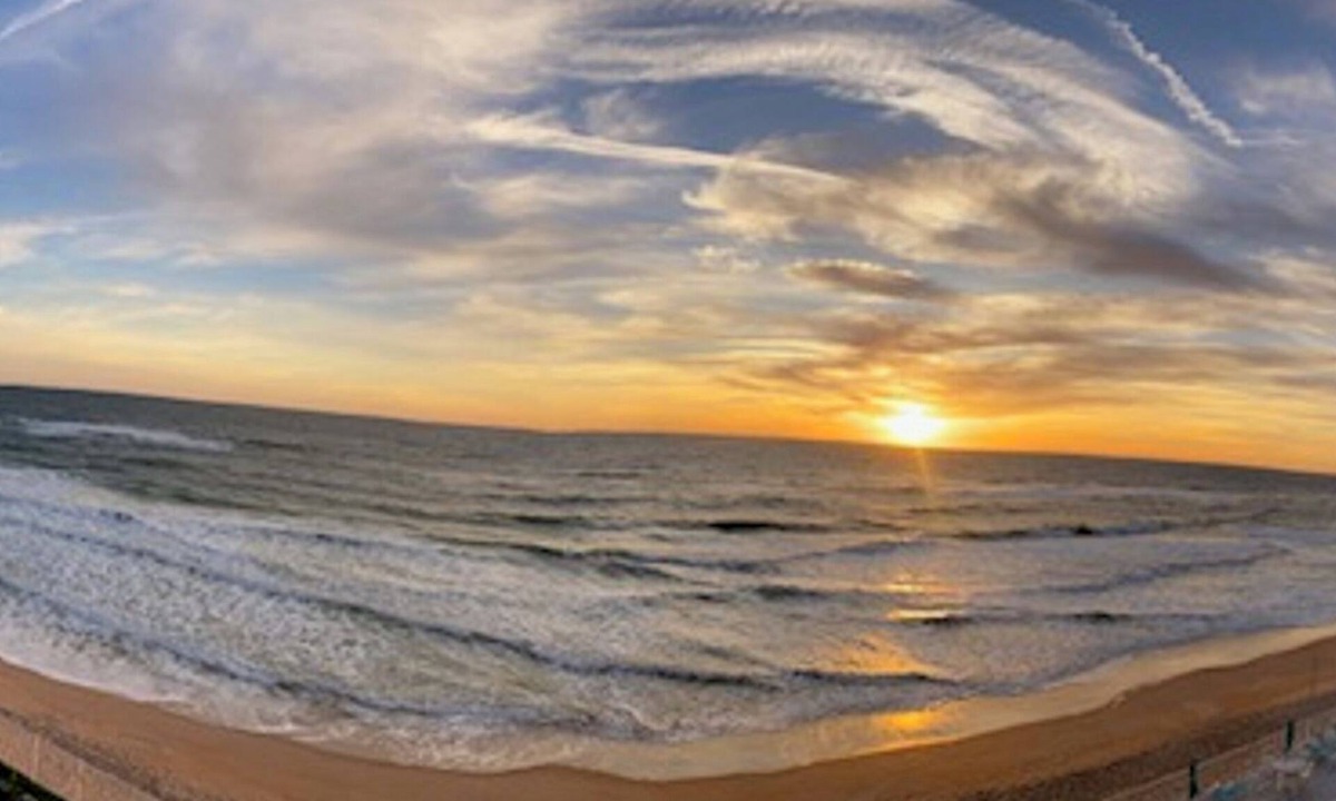 Ocean Shores Condo | Beachfront Condo at quiet end of Ormond Beach. Snowbirds Welcome !