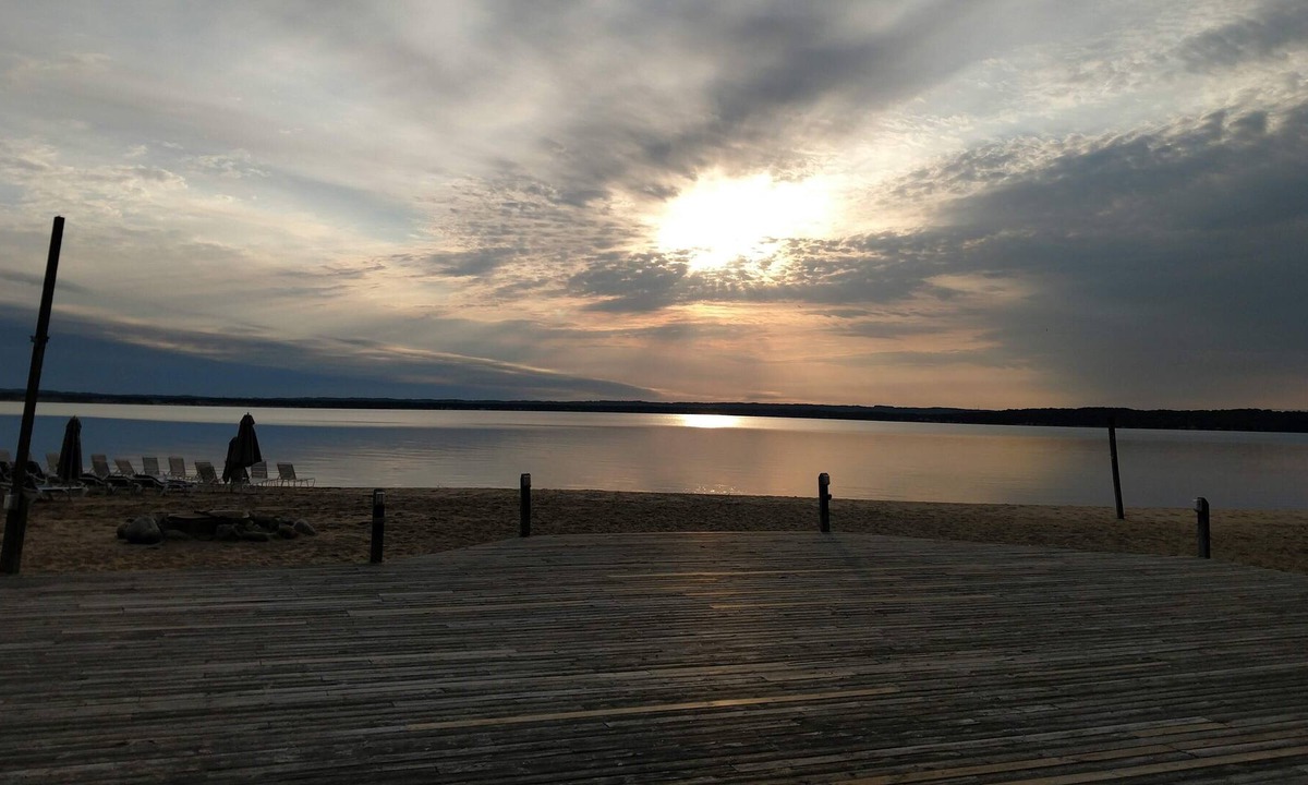Acme Condo | Beachfront Condo has jacuzzi, 2 bathrms, kitchen, living room, bedroom & patio.