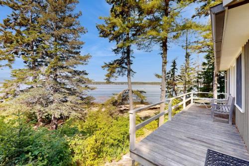 West Southport House | Beachfront Delight with detached guesthouse, private beach access, Dog-friendly