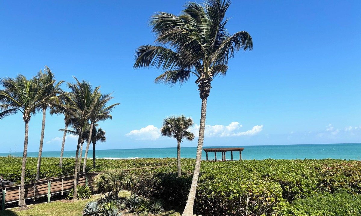 Fort Pierce Shores Condo | Beachside 2 bedroom condo between Vero Beach and Fort Pierce. Sea-renity now!