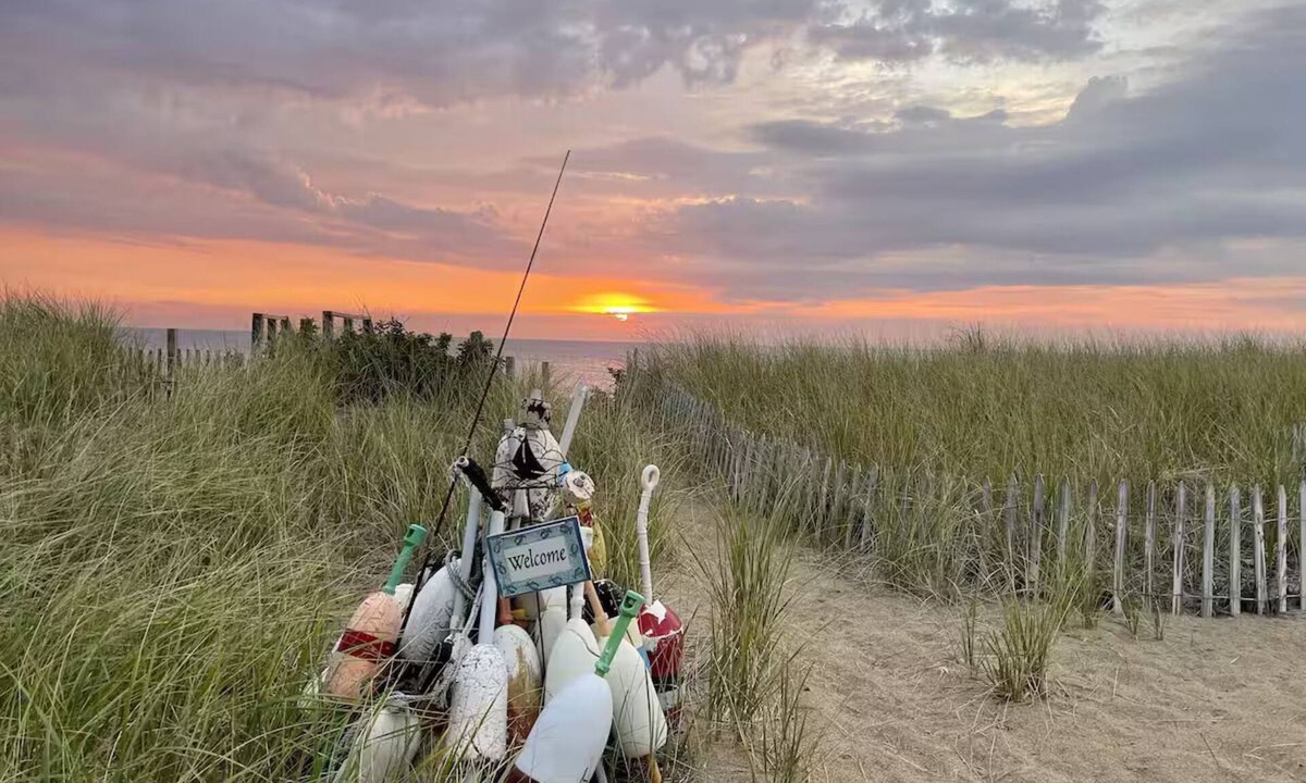 Salisbury Beach House | Beachside 5-bedroom house for large gatherings in charming Salisbury