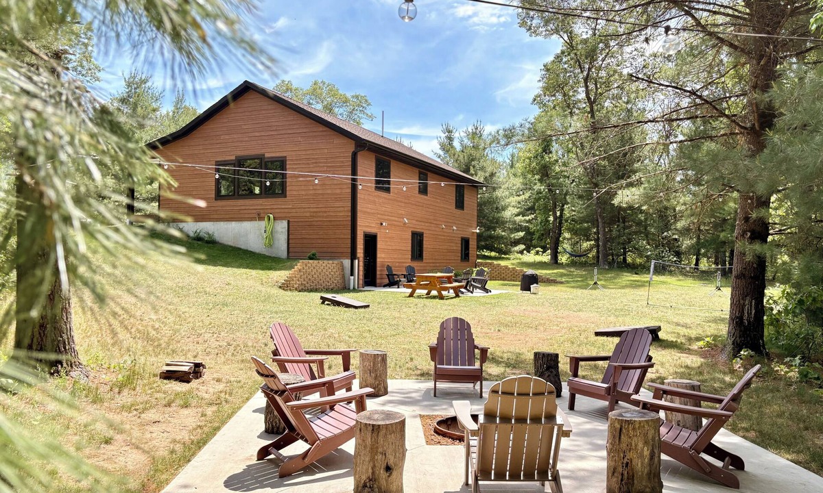 Wisconsin Dells House | Bear Paw Lodge Luxury Cabin Game Room Fire Pit