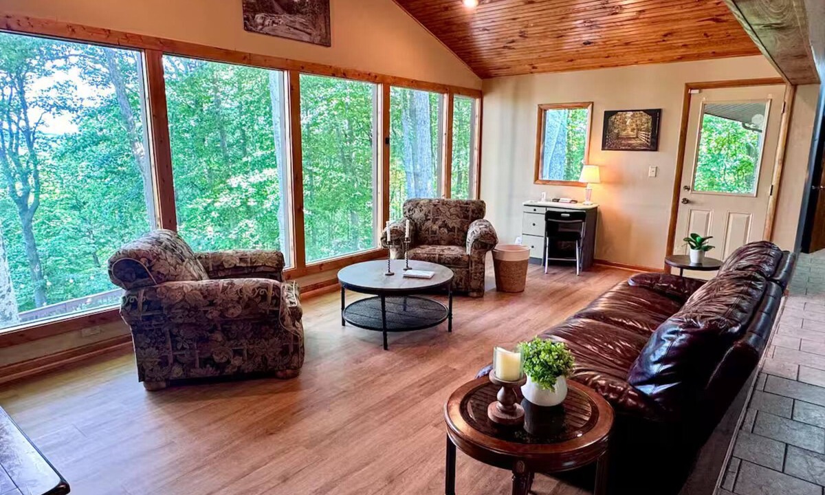 Monticello House | Bearcat Lookout/Marina/Hot Tub/Games/5 BR + 3 BA