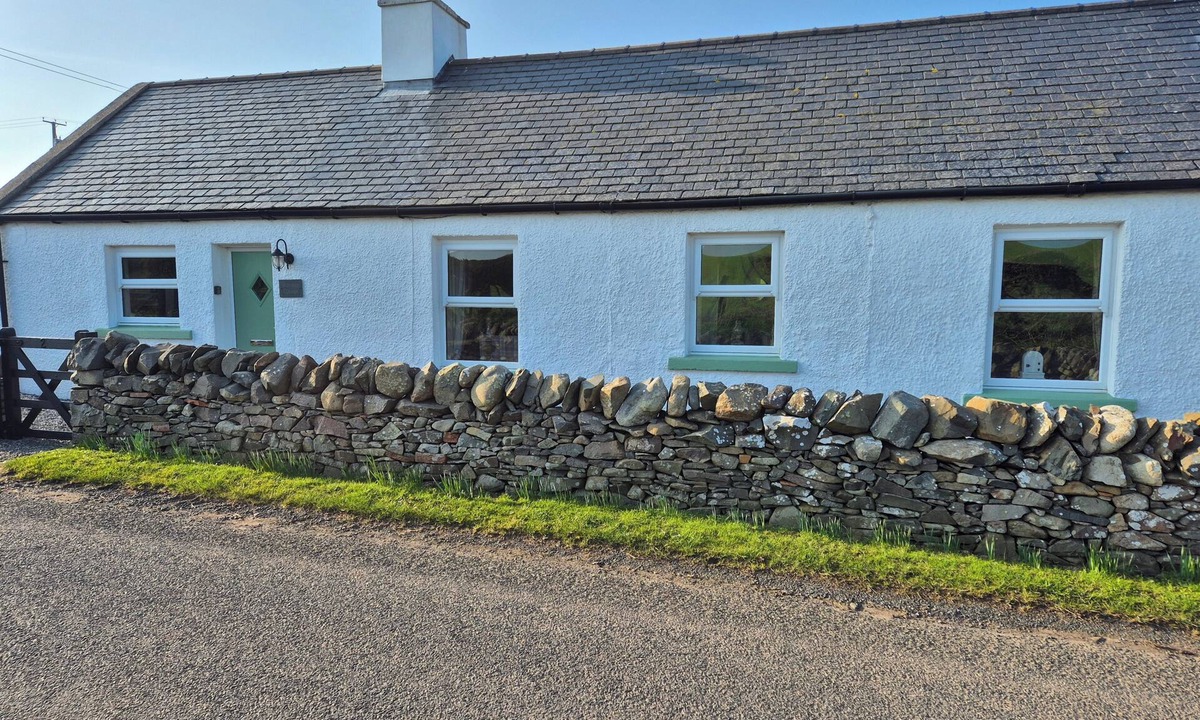 Damnaglaur Cottage | Beautiful 2-Bed semi rural cottage enclosed garden