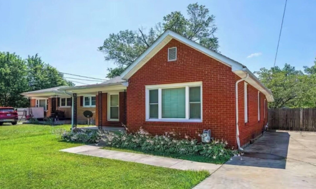 Valley Station House | Beautiful 2-bedroom house with AC in charming Louisville