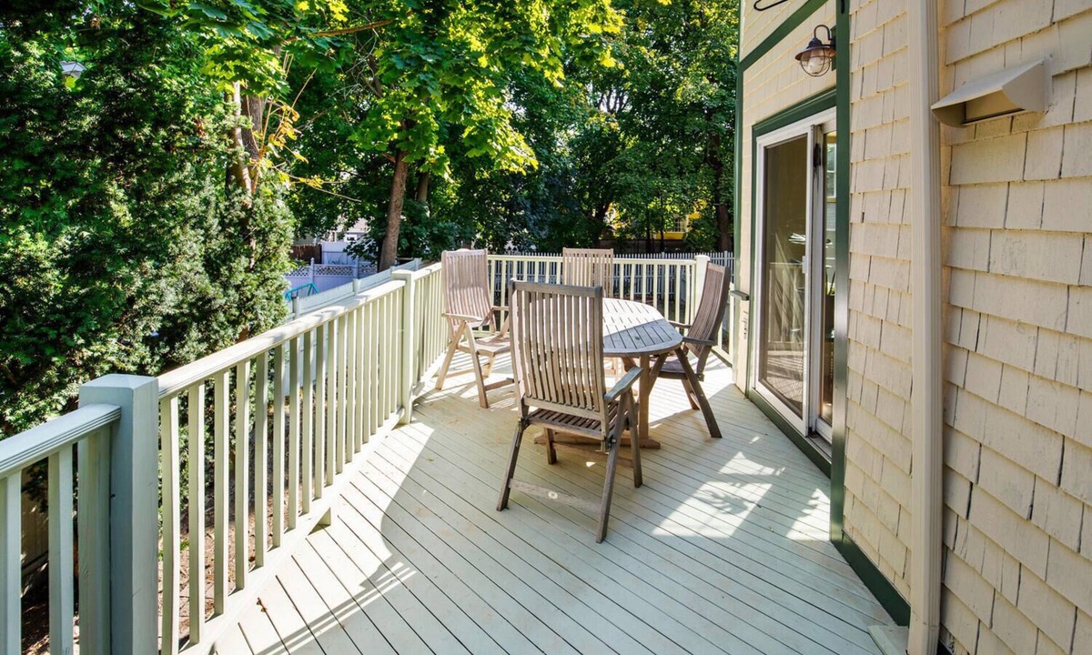 Watertown Condo | Beautiful 2-bedroom with parking close to Cambridge/Watertown line