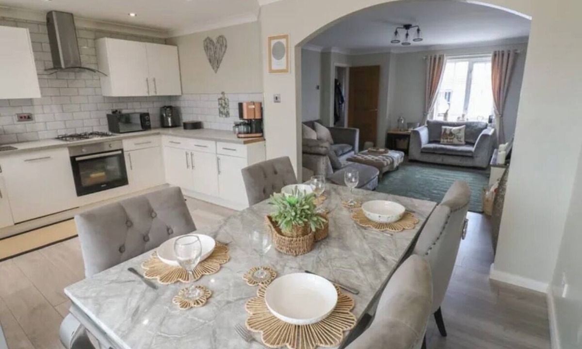 Shiremoor House | Beautiful 3-Bed Family Home, Metro & Motorway Links
