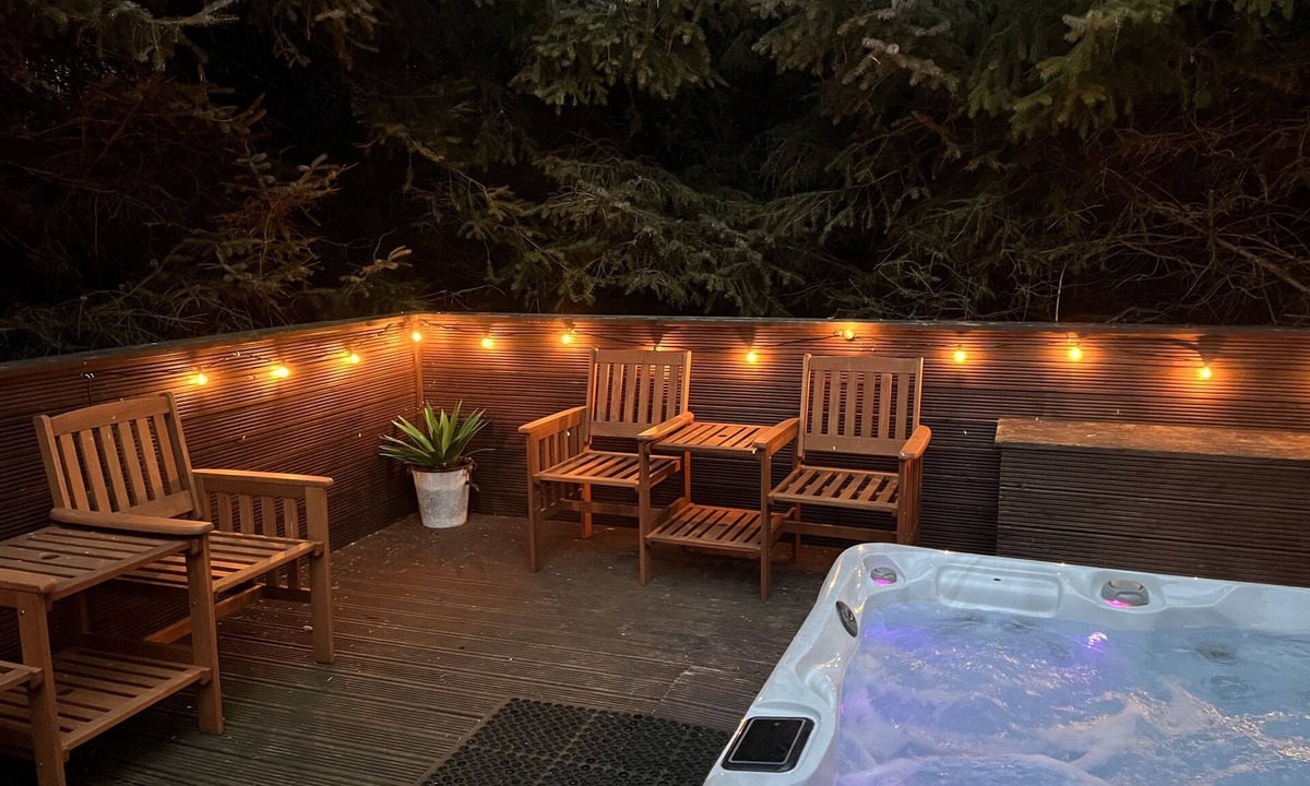 Morpeth Cabin | Beautiful 3 bedroom lodge with hot tub in stunning Northumberland
