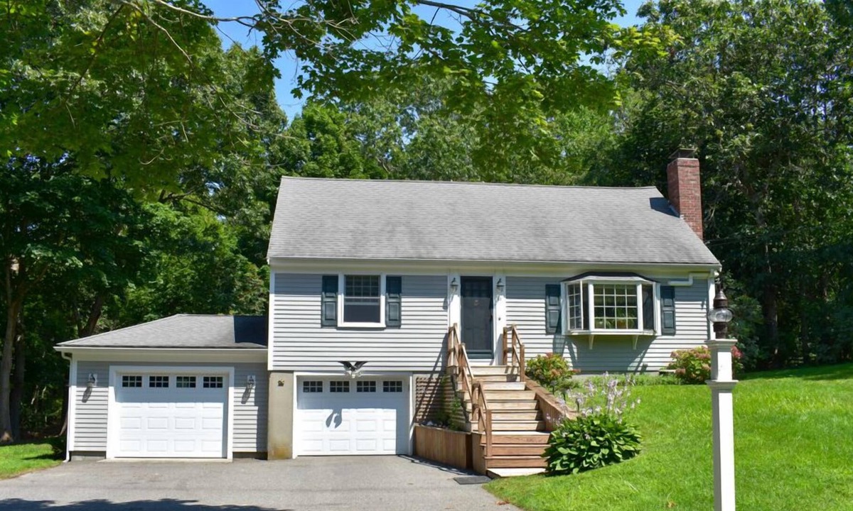 Yarmouth Port House | Beautiful 4 bedroom, 1.5 bath home sleeping 8- in Yarmouth Port
