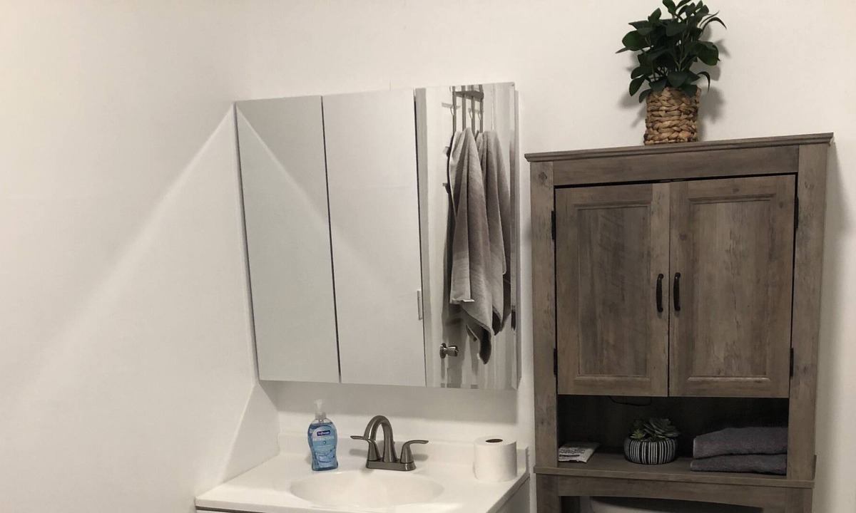 South Broadway Apartment | Beautiful Apartment w/laundry 10 minutes from downtown Cleveland!