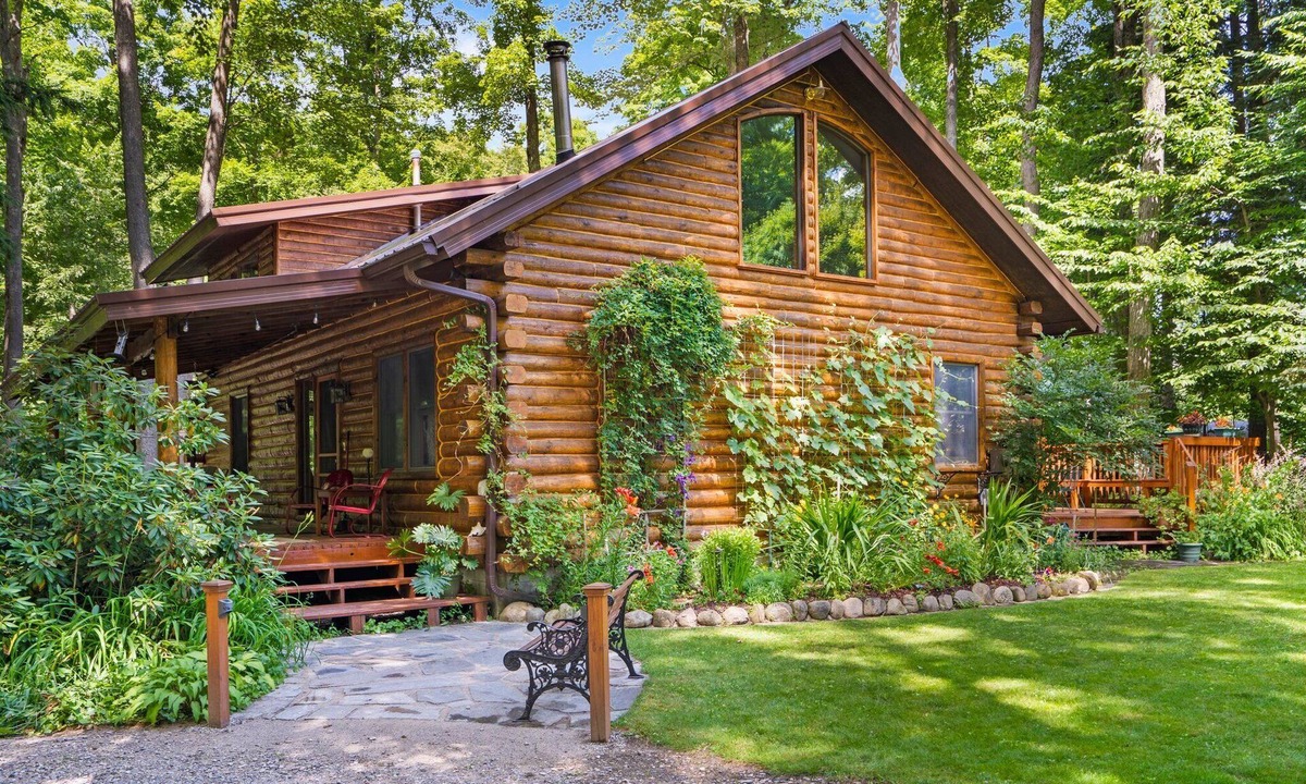 Interlochen House | Beautiful Log Cabin | Wooded | Lake Access | Interlochen Arts Academy