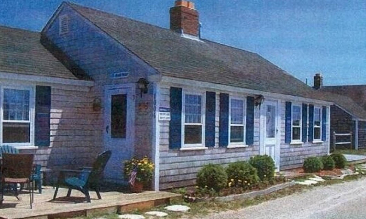 Centerville Cottage | Beautiful Ocean Cottage at Craigville Beach, Hyannis / Centerville,