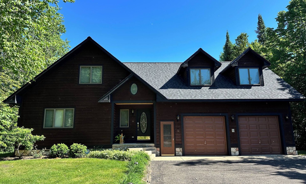 Petoskey House | Beautiful Pickerel Lake Home! Friday to Friday in the summer!