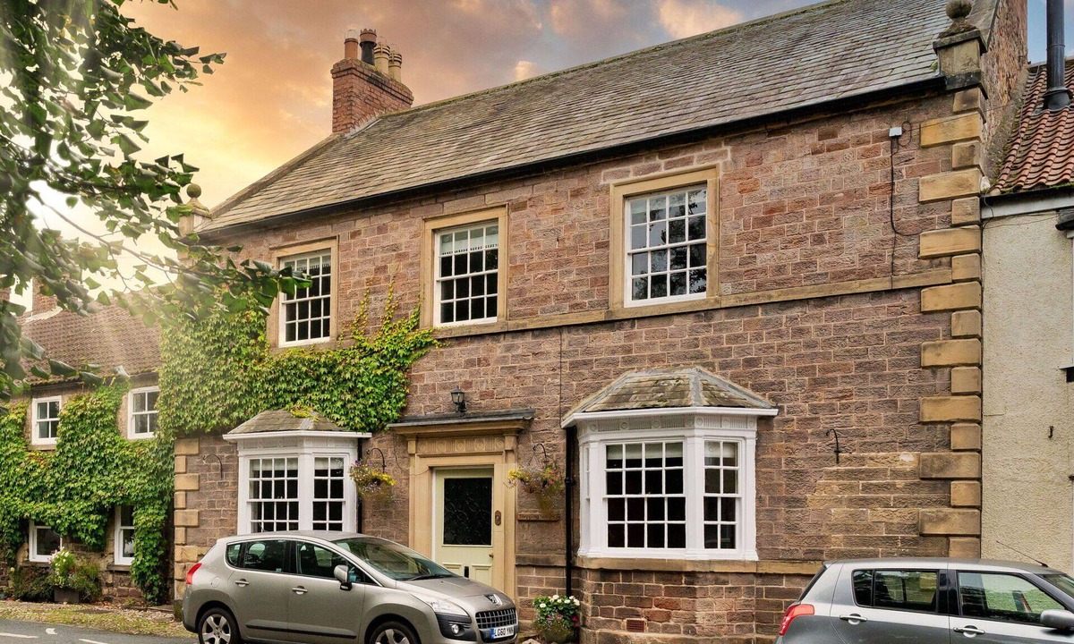 Catterick House | Beautiful villa for 14 people with WIFI, hot tub, TV and pets allowed
