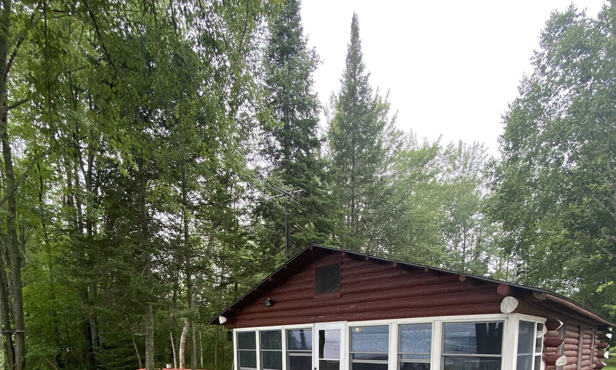 Levering Cabin | Beautifully remodeled log cabin on Douglas Lake