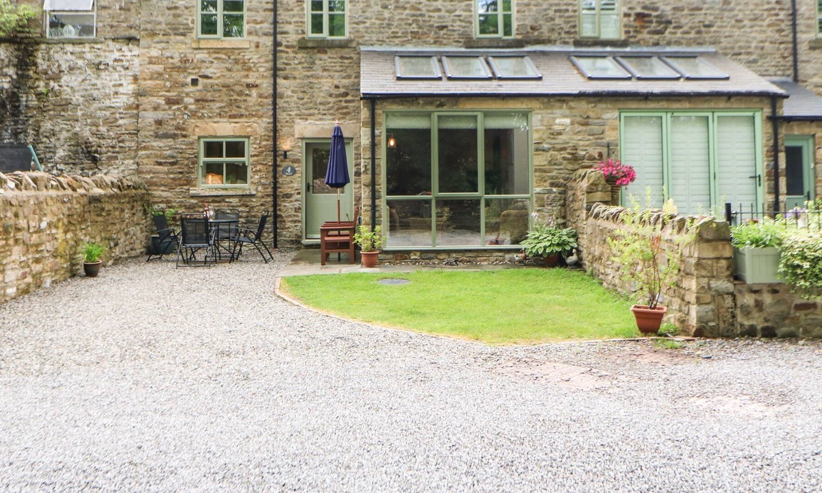 Middleton in Teesdale Cottage | BECKSIDE, pet friendly, with a garden in Middleton-In-Teesdale