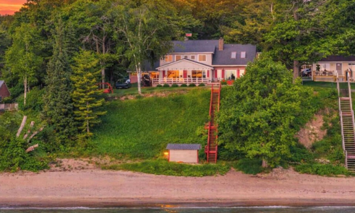 Lexington House | Bella’s Bluff - Hot Tub & 2.5 miles to Lexington!