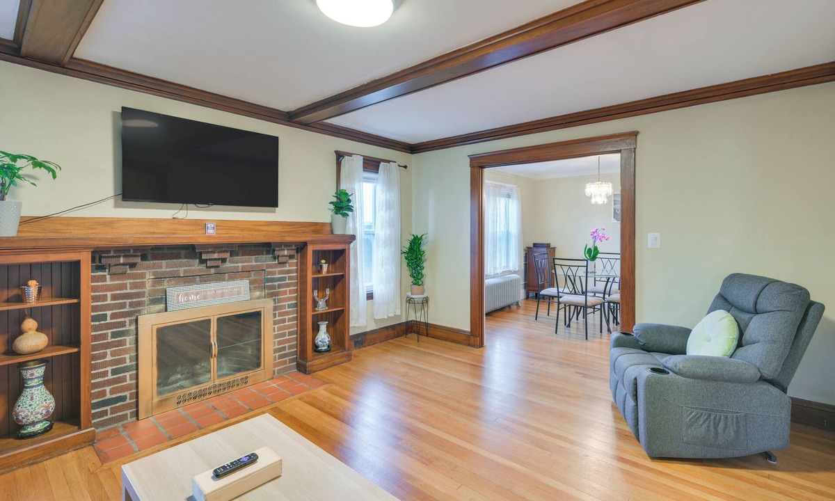 Watertown Cottage | Belmont Home < 3 Mi to Harvard Square!