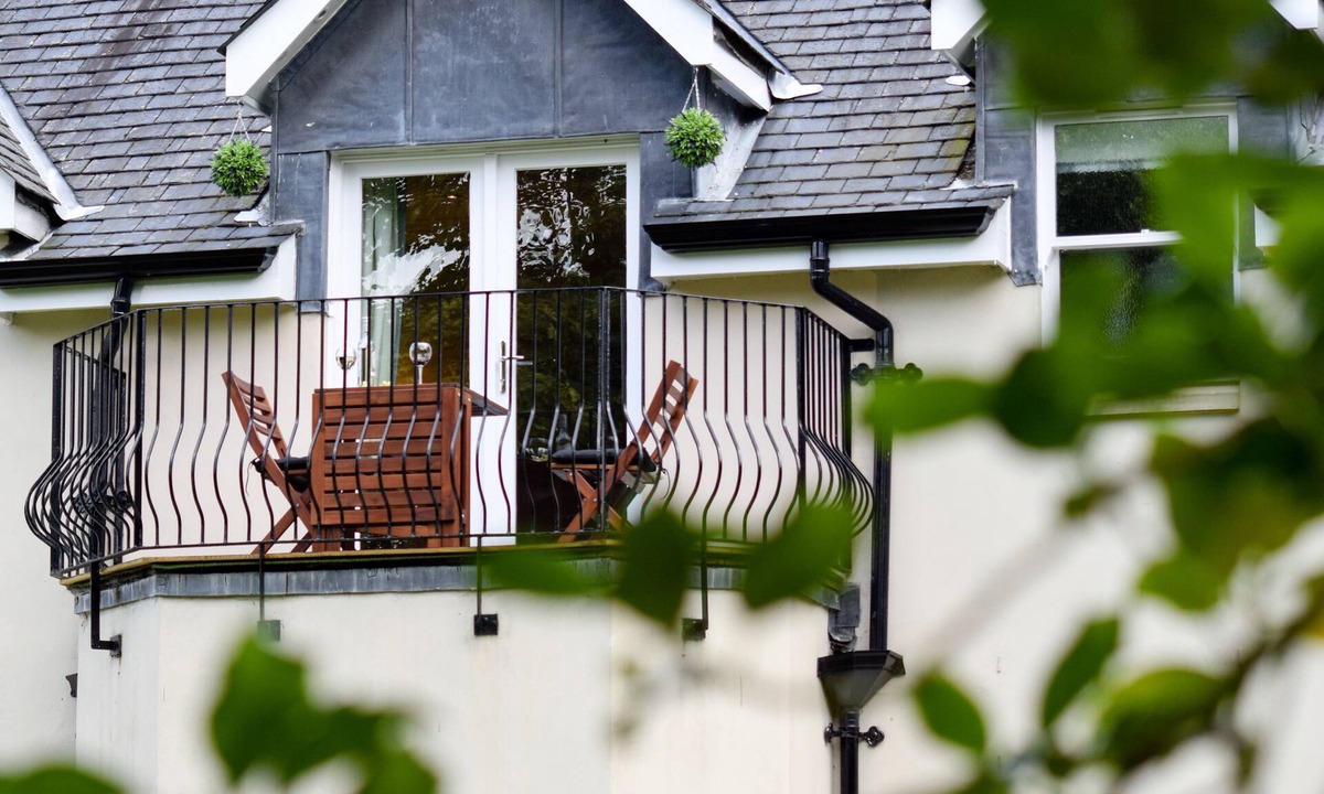 Arden Cottage | Benoch Lomond Castle - sleeps 4 guests in 2 bedrooms