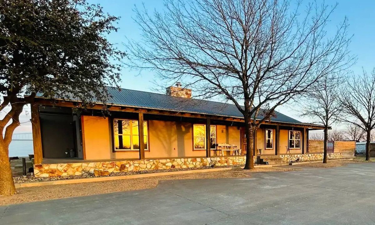 Shallowater House | Big Country Rustic Retreat 16 +