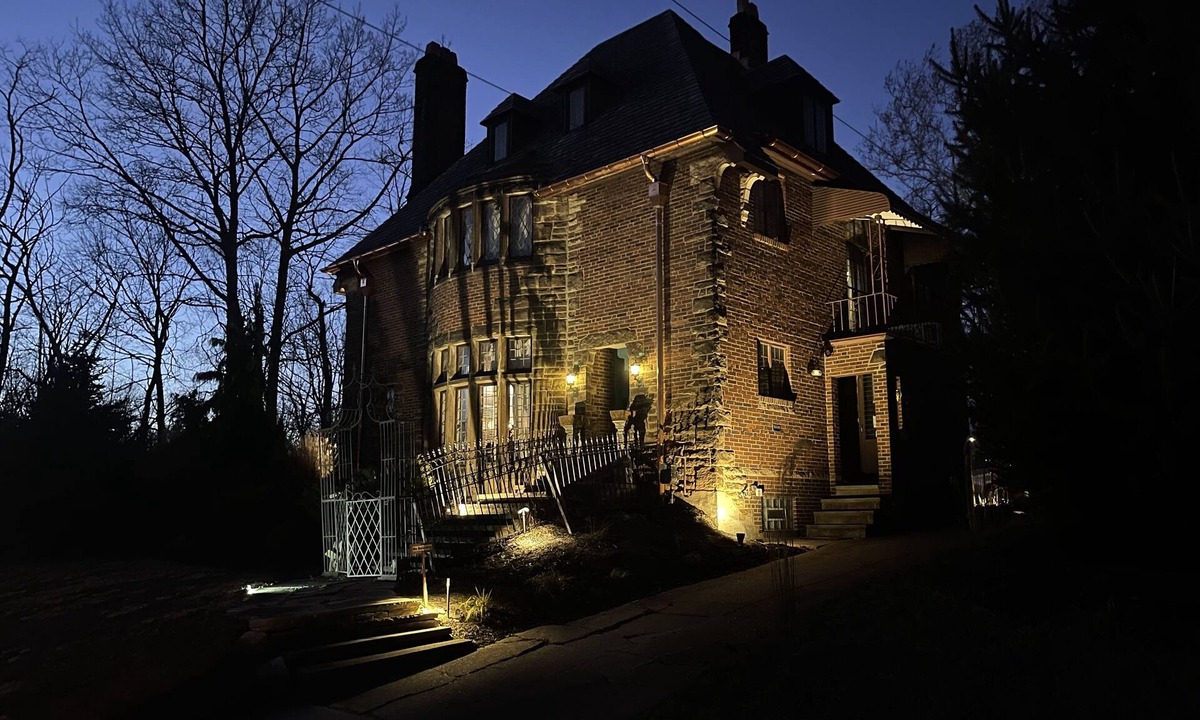 Parma House | Big Creek Castle Retreat- 5 BR, 1acre next to the Metroparks-5 mi to Cle Airport