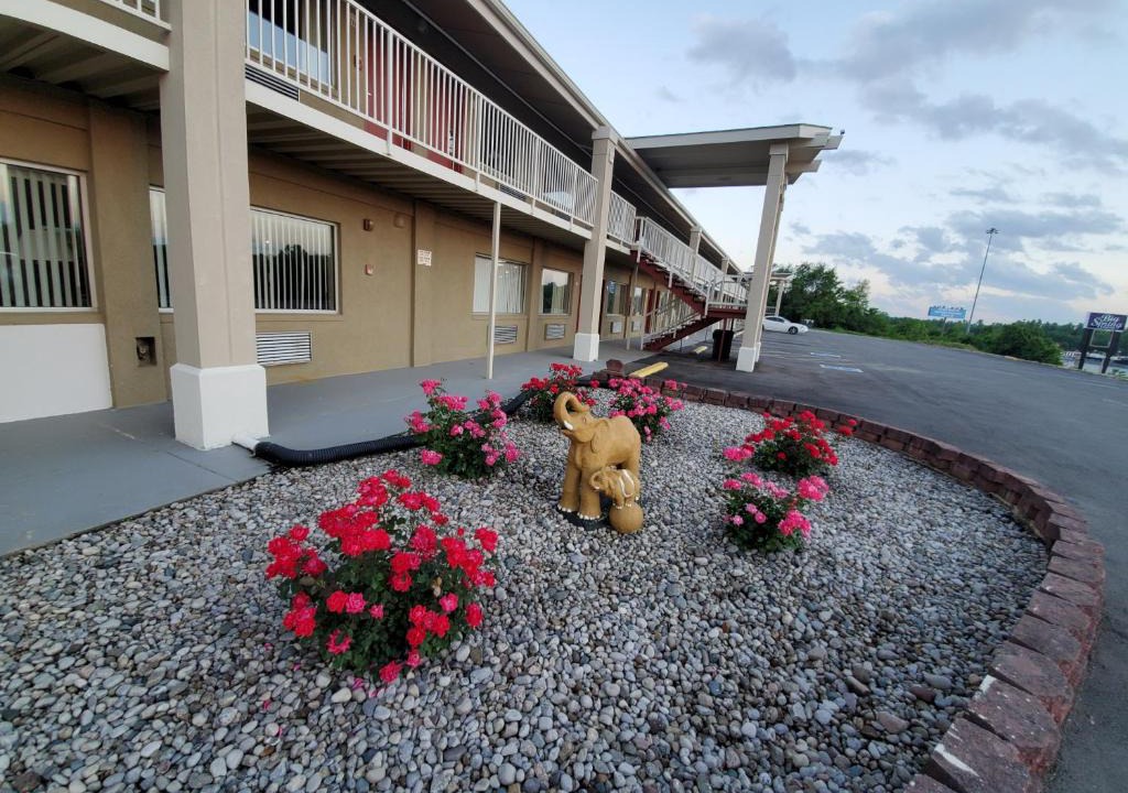 Madisonville Hotel | Big Spring Inn Madisonville