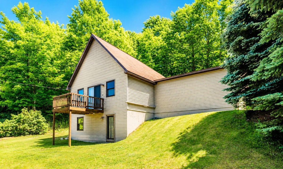 Traverse City House | Bingham House | Epic Fire Pit + Near Beach