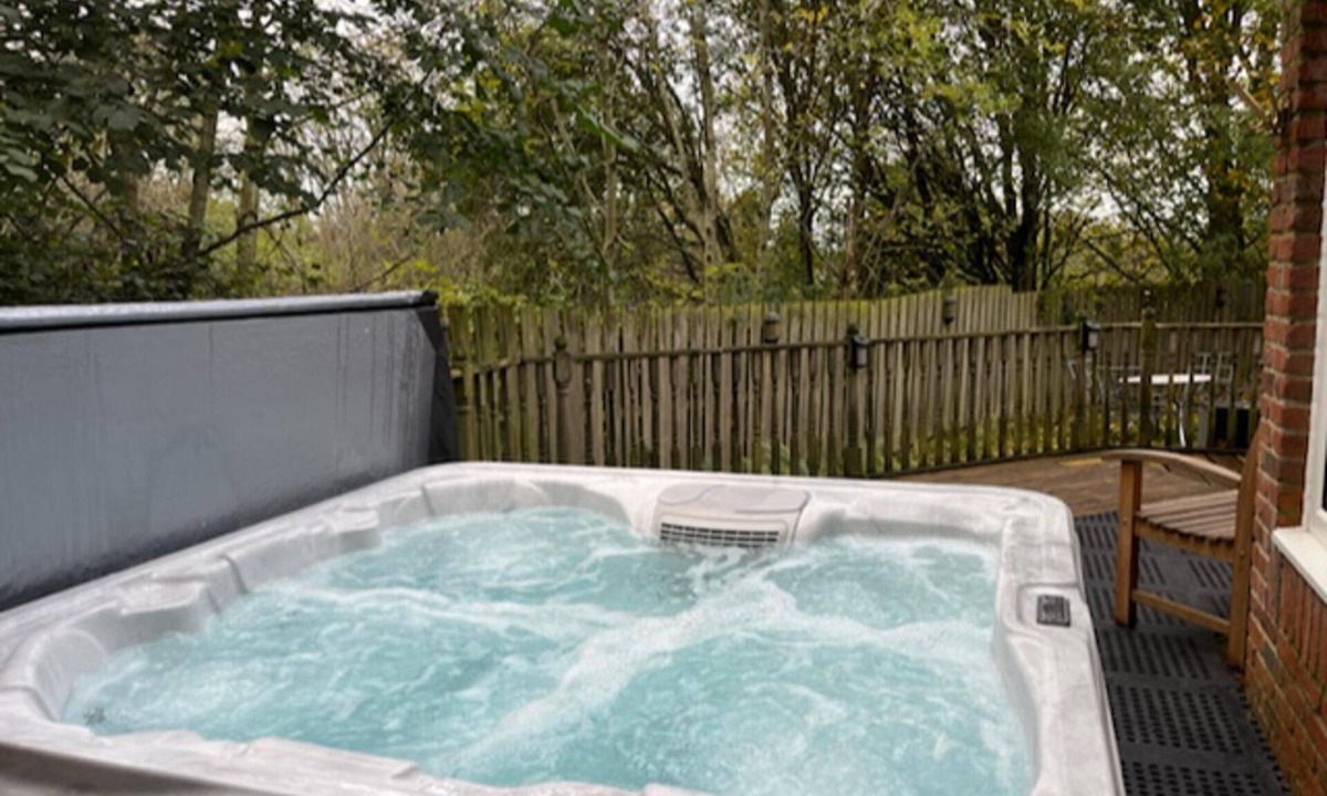 Blaydon on Tyne Apartment | Blaydonburn - Sleeps 4,5 - Parking - Hottub - Yard