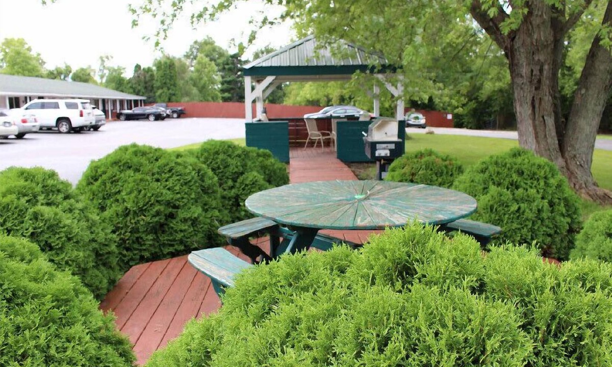 Maxwell Hotel | BlissPoint Inn FKA Motel 6t7