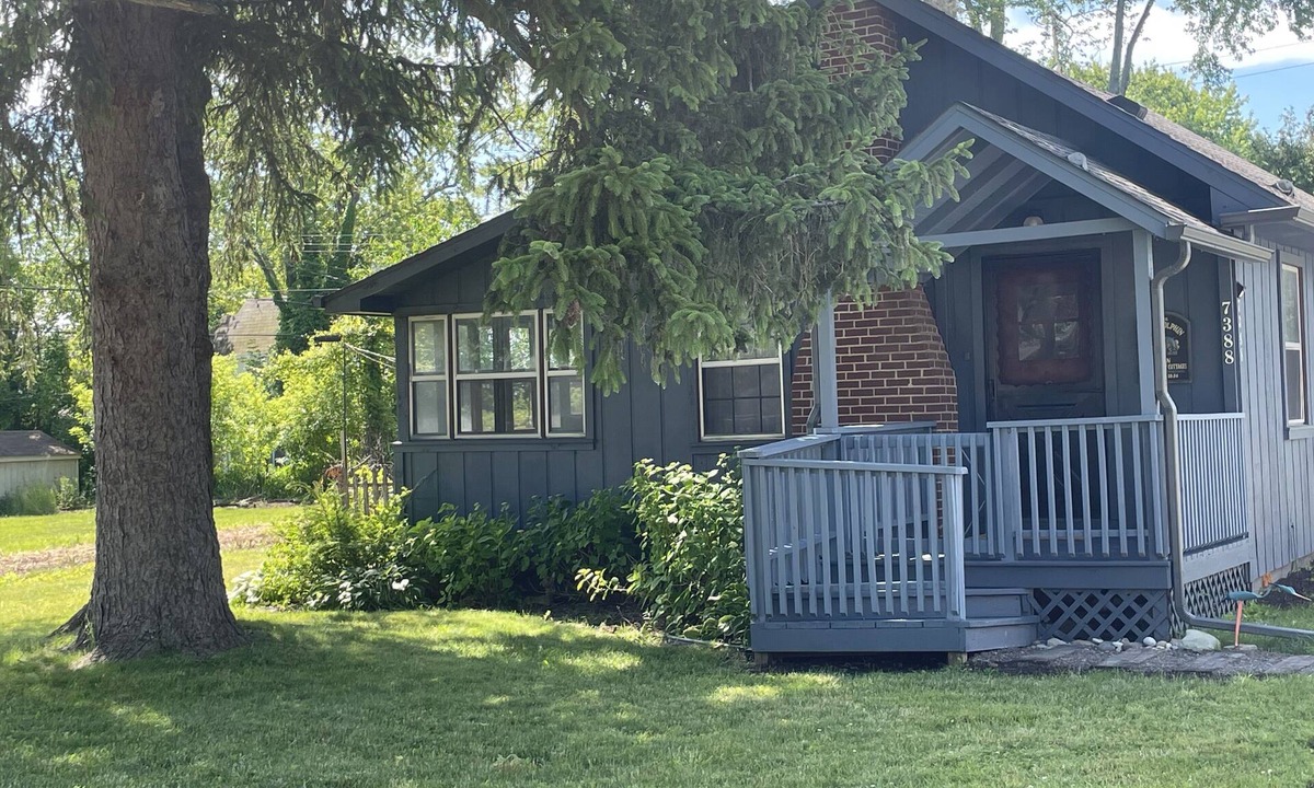 Lexington Cottage | Blue Dolphin Cottage - relax steps away from sandy Lake Huron beaches