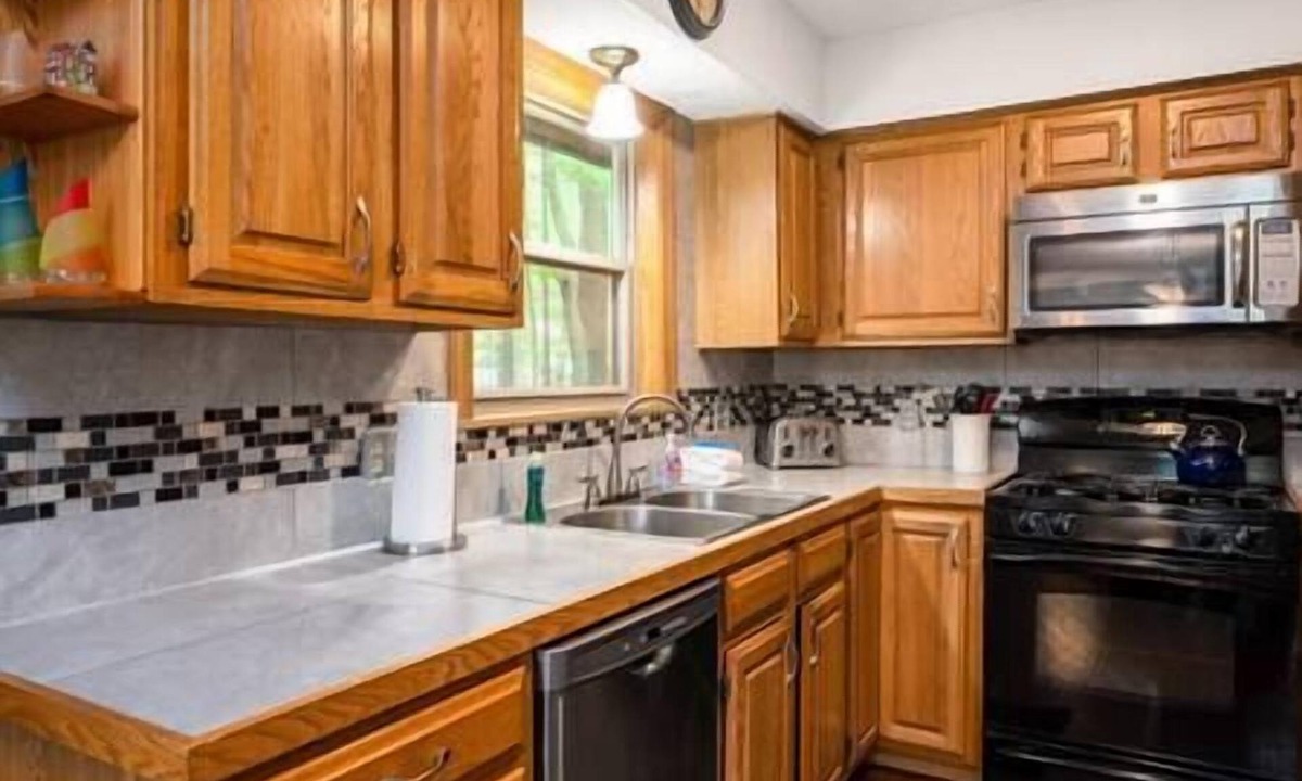 Mayfield House | Blue Gill Lakehouse // Spacious! 5 Bedrooms, Hot Tub, Natural Waterfront
