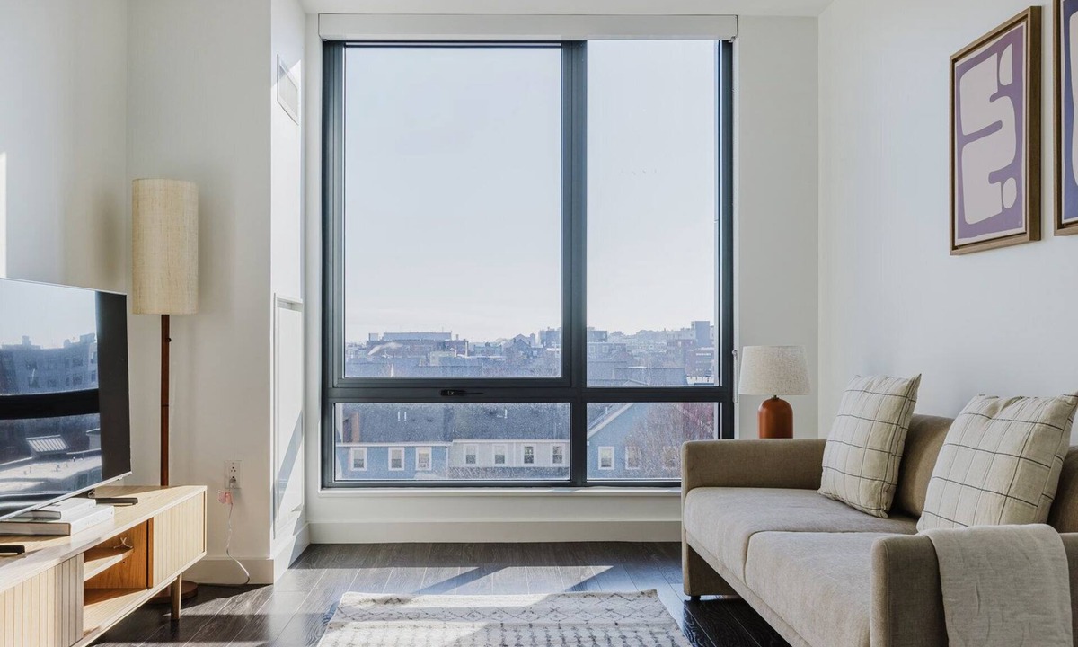 Central-Maverick Square - Paris Street Apartment | Blueground | East Boston, art & pool, nr park