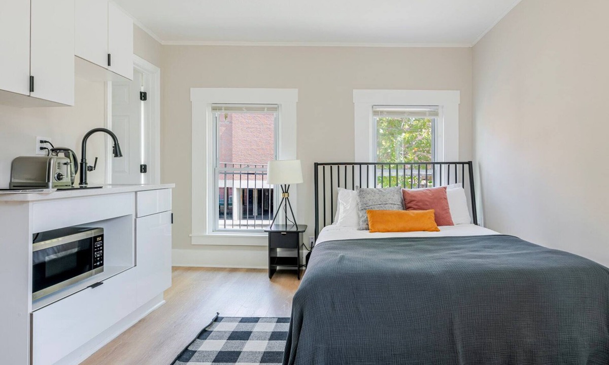 Telegraph Hill Apartment | Blueground | South Boston, washer, nr Castle Island
