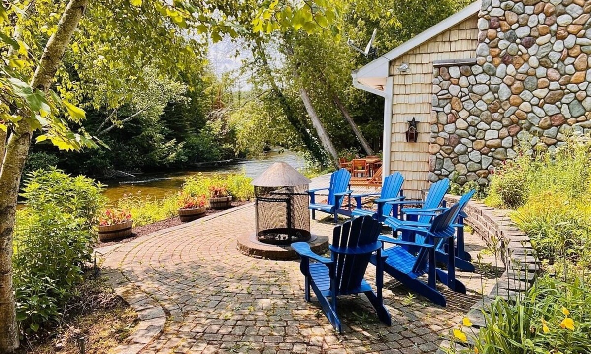 Mayfield House | Boardman Monarch - Upscale Riverfront Lodge with Hot Tub and Fireplace!