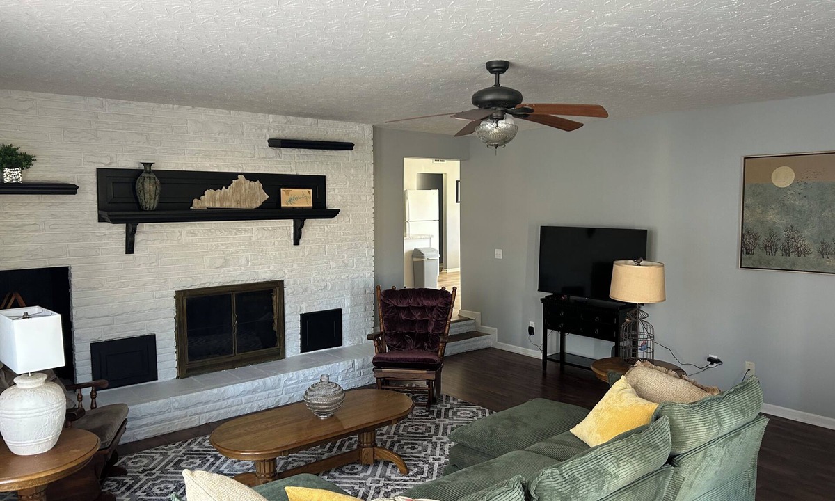 Jamestown House | Boat parking available. Pet friendly.