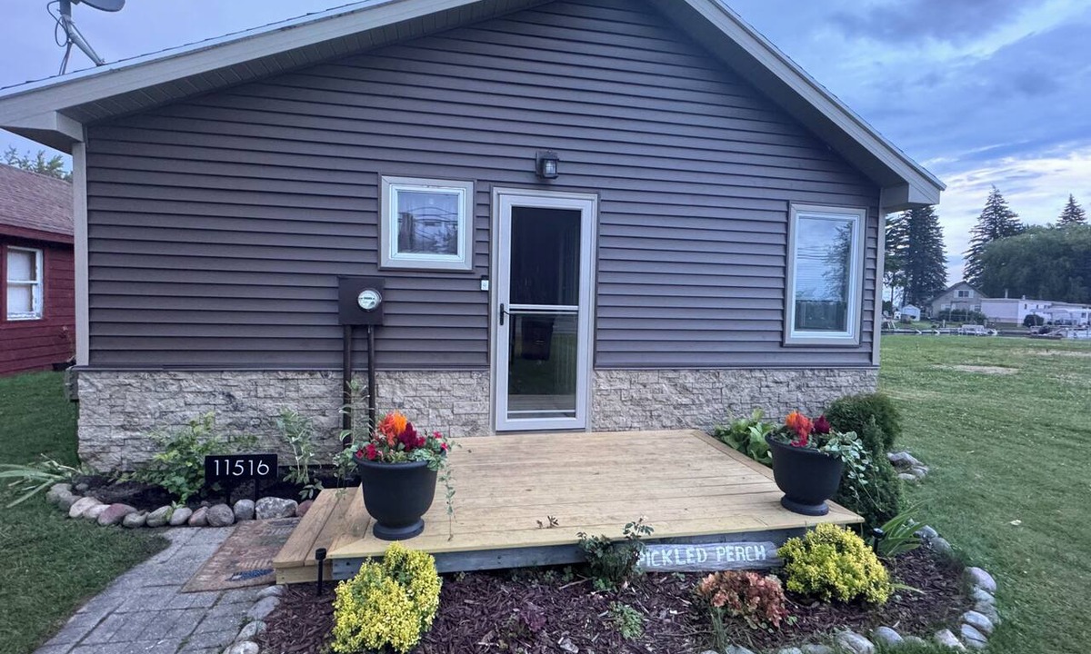 Houghton Lake Cottage | Boaters paradise, beautiful cottage on canal 100 feet from lake.