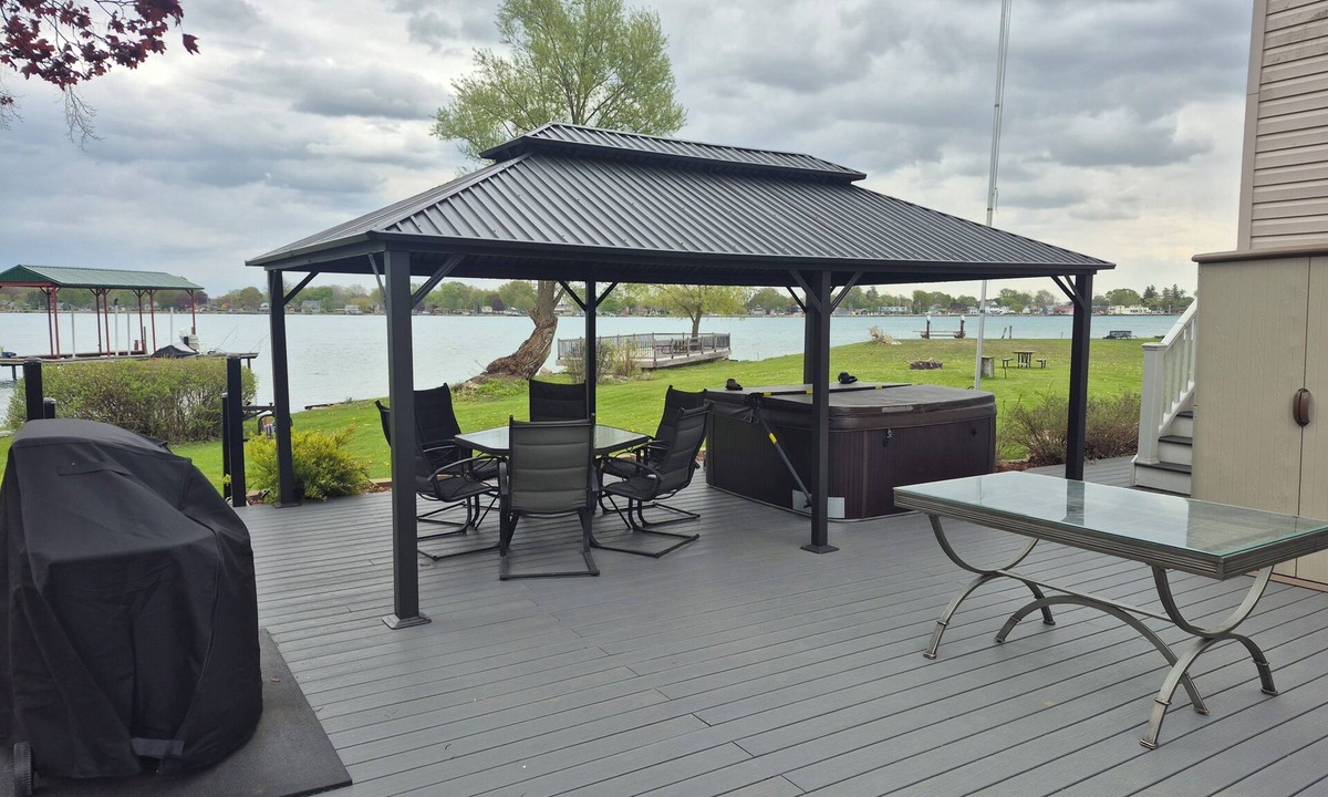 Roberts Landing House | "Bonfire's , Hot tub and Freighters "
