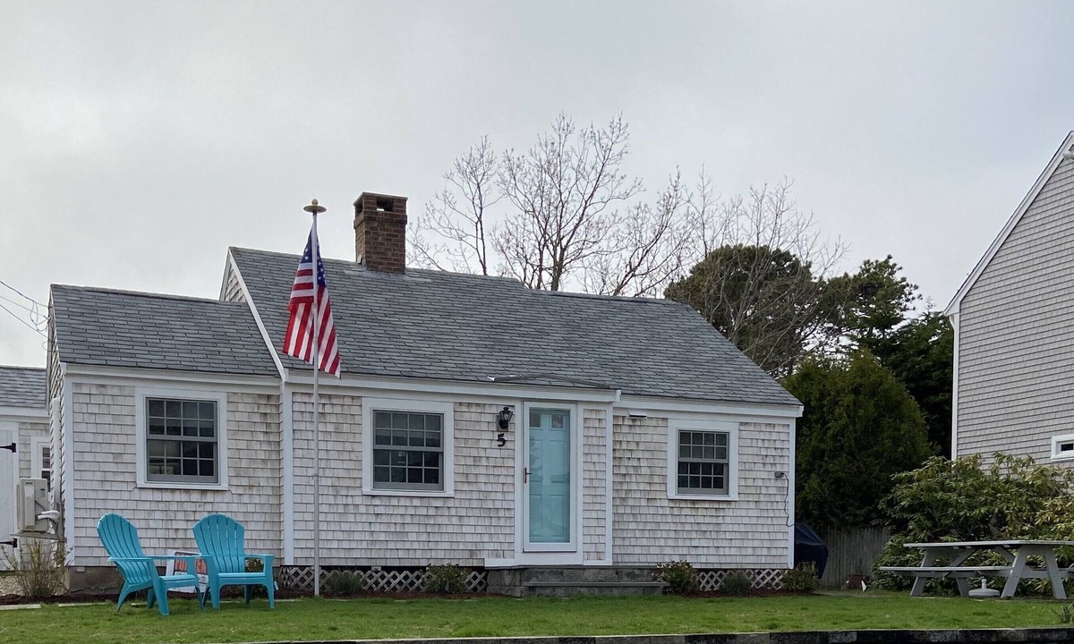 Dennis Port Cottage | Booking Summer 2026! Walk to private beach!