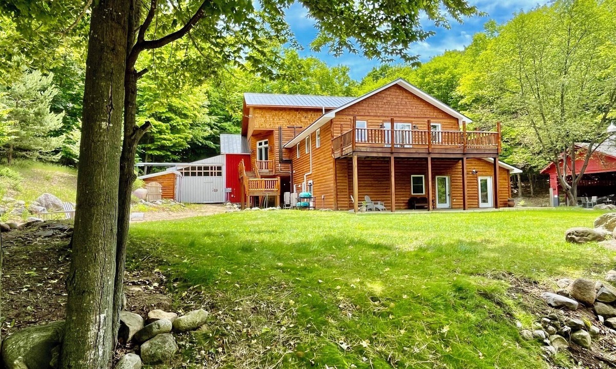 Central Lake House | Boulder Ridge: Sleep 17+! Event Barns. Pickleball. 80 Acres. 1/2 mile to Torch