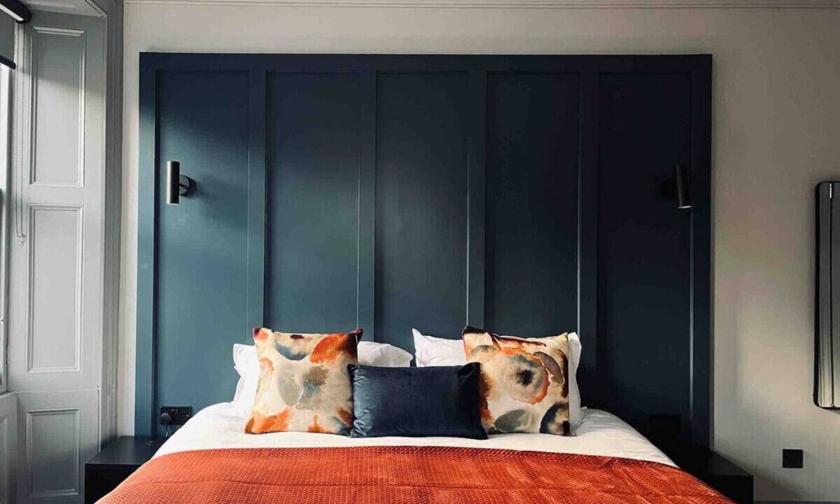Galashiels Apartment | Boutique studio, twin beds, en-suite & kitchenette