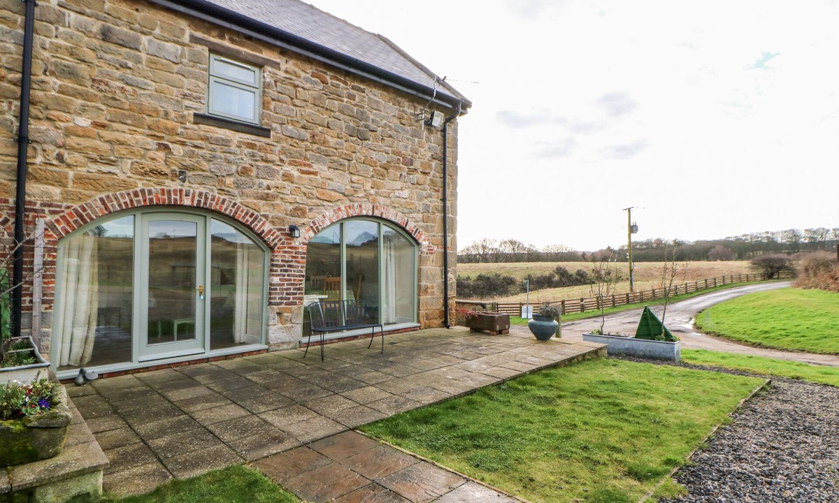 Lamesley Cottage | BOWES BARN, pet friendly, character holiday cottage in Ouston