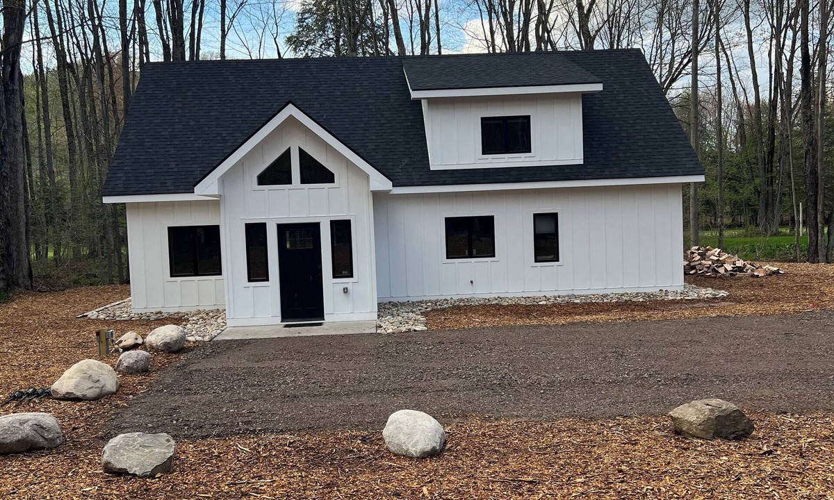 Bellaire House | Brand New 3-bedroom home with WiFi, AC ,on Schuss Mountain GC -Hole#2