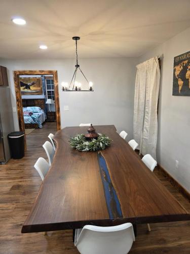Somerset House | Brand-new 4BR, Sleeps 10, Treadmill, Piano, Free Boat Parking, Close to the Lake!