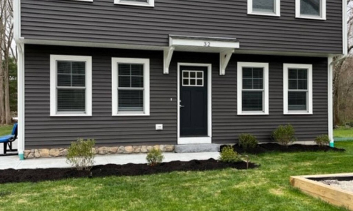 Bradford House | Brand new home close to Charlestown/Westerly beaches.