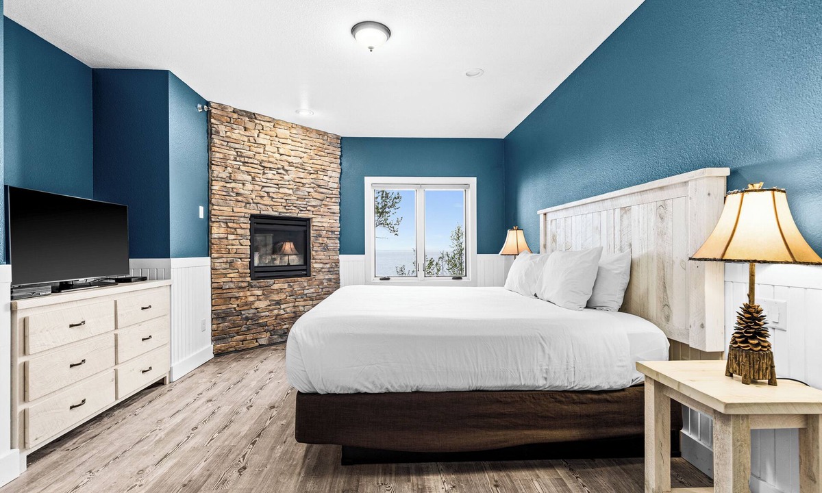 Two Harbors Apartment | Breathtaking Lake Views | 1BR w/King Suite | Pools
