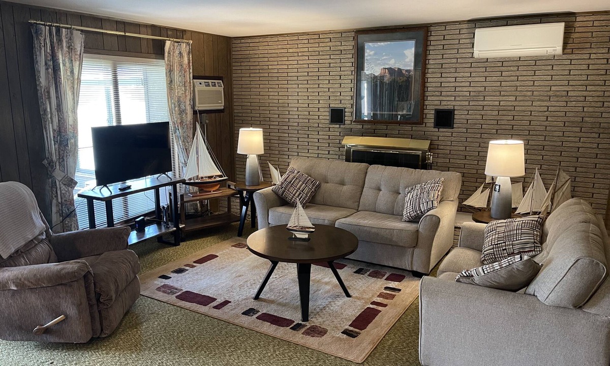 Caseville Cottage | Breezy Flamingo- Lake view