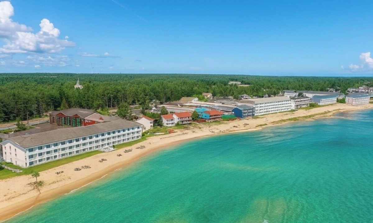 Mackinaw City Hotel | Bridge Vista Beach - Hotel & Convention Center