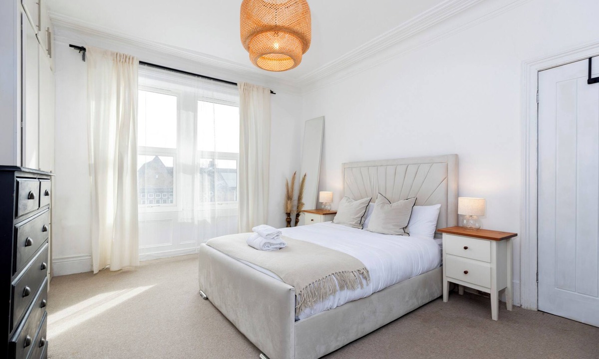 Gateshead House | Bright 4-Bedroom Maisonette Family & Work Stays