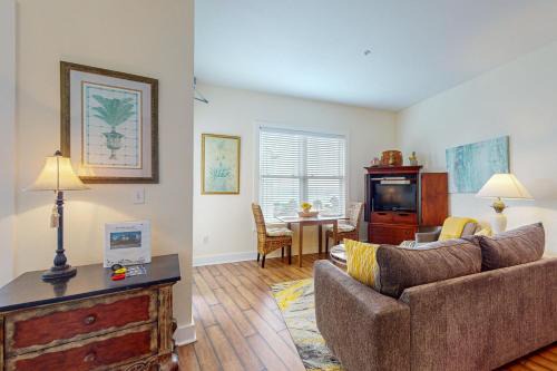 Gulf Place Apartment | Bright condo near shopping & restaurants with tennis & shared pool